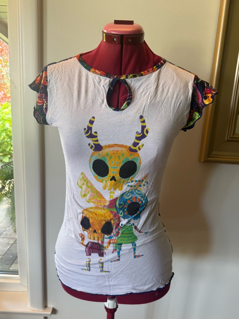 GRAPHIC RUFFLE SLEEVE T-SHIRT